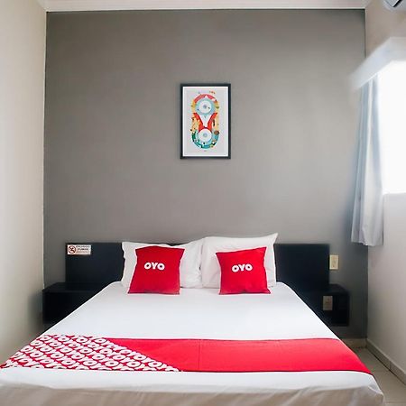 Oyo Cerrado Hotel, Campo Grande Κάμπο Γκράντε Εξωτερικό φωτογραφία A bedroom at an OYO hotel in Jakarta, Indonesia